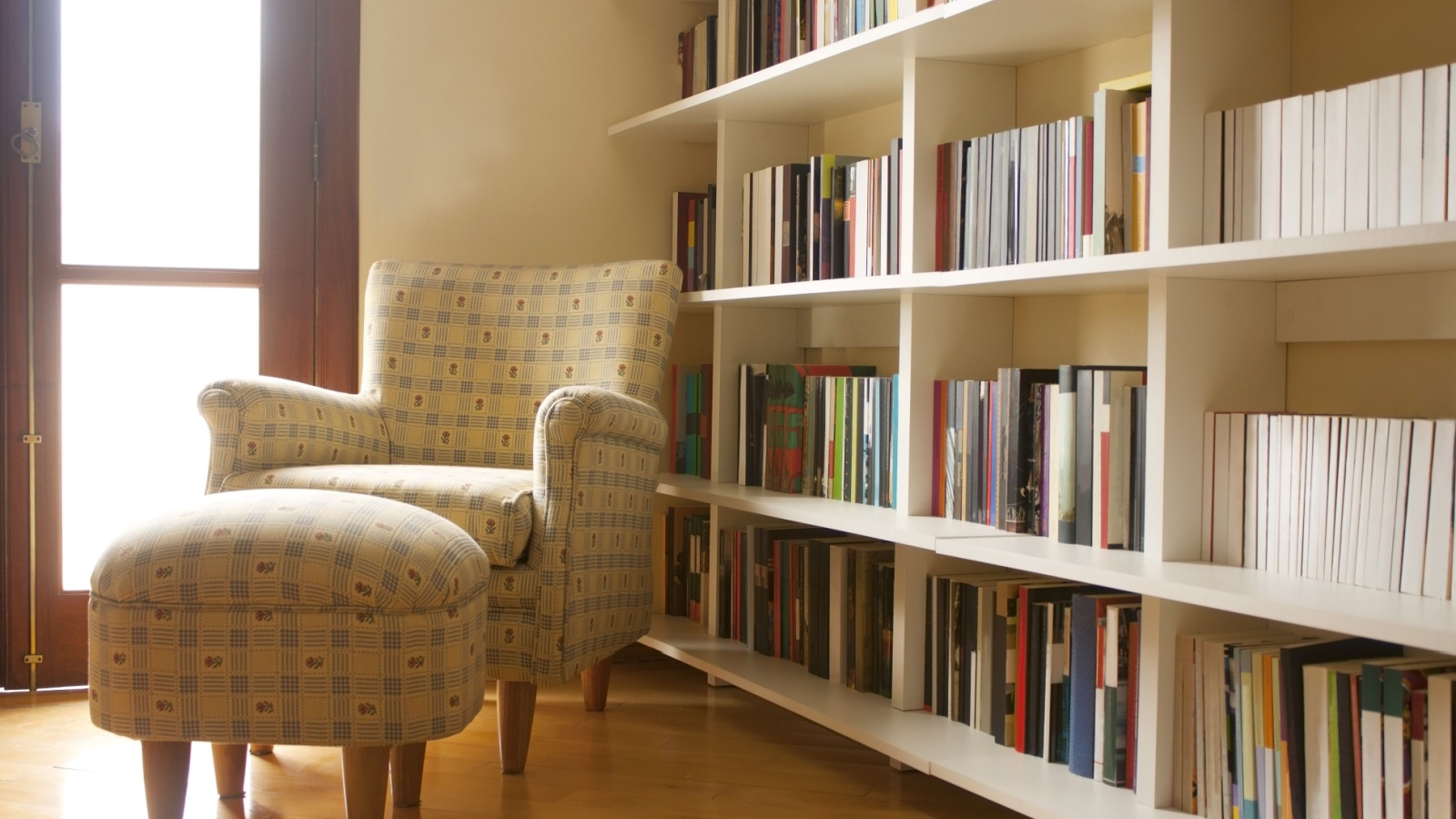 Curated visual reference: Visual Reference: The Anti Minimalist Guide To Decorating Small Spaces