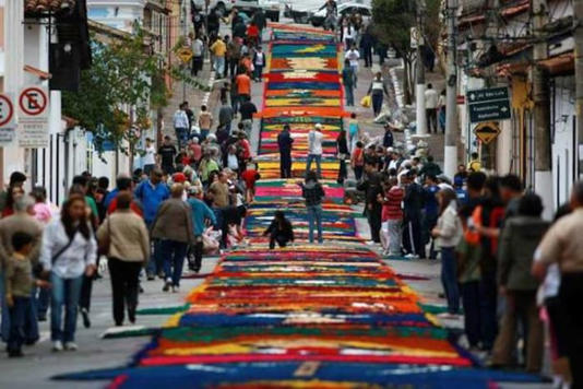 Uma das tradições do feriado de Corpus Christi é a elaboração de tapetes coloridos feitos de serragem colorida contanto a história de Cristo. Foto: Valéria Gonlçalvez/Estadão