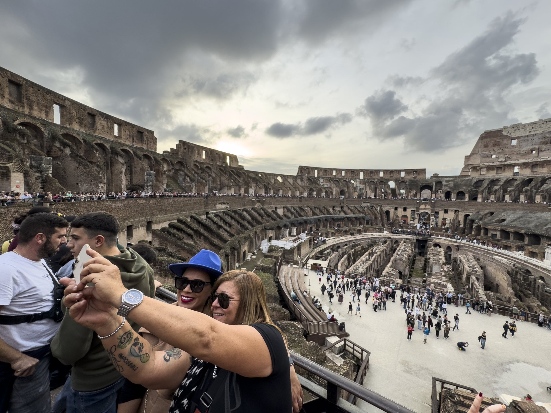 Tourist 'impaled himself on fence while attempting selfie' in Rome's(00)