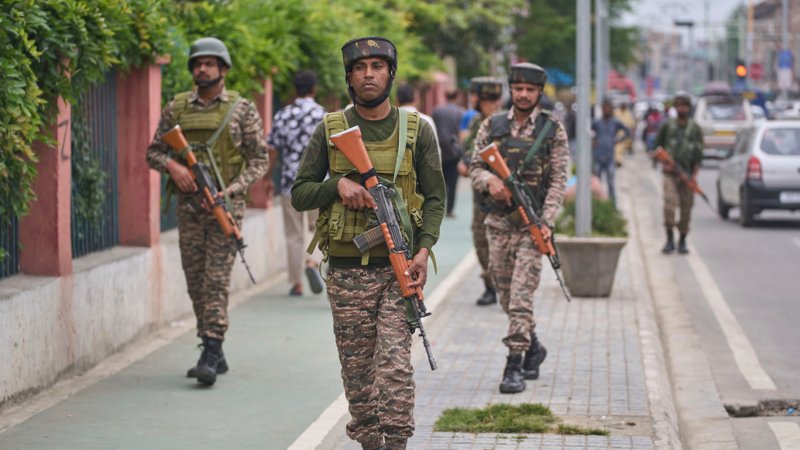 Pakistan og India har rustet opp – nå rasler de med sablene igjen