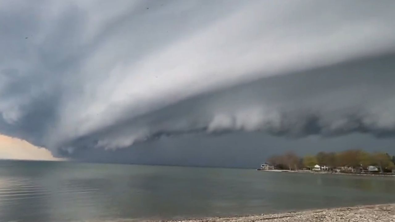 Huge shelf cloud looms over Lake Erie in Canada