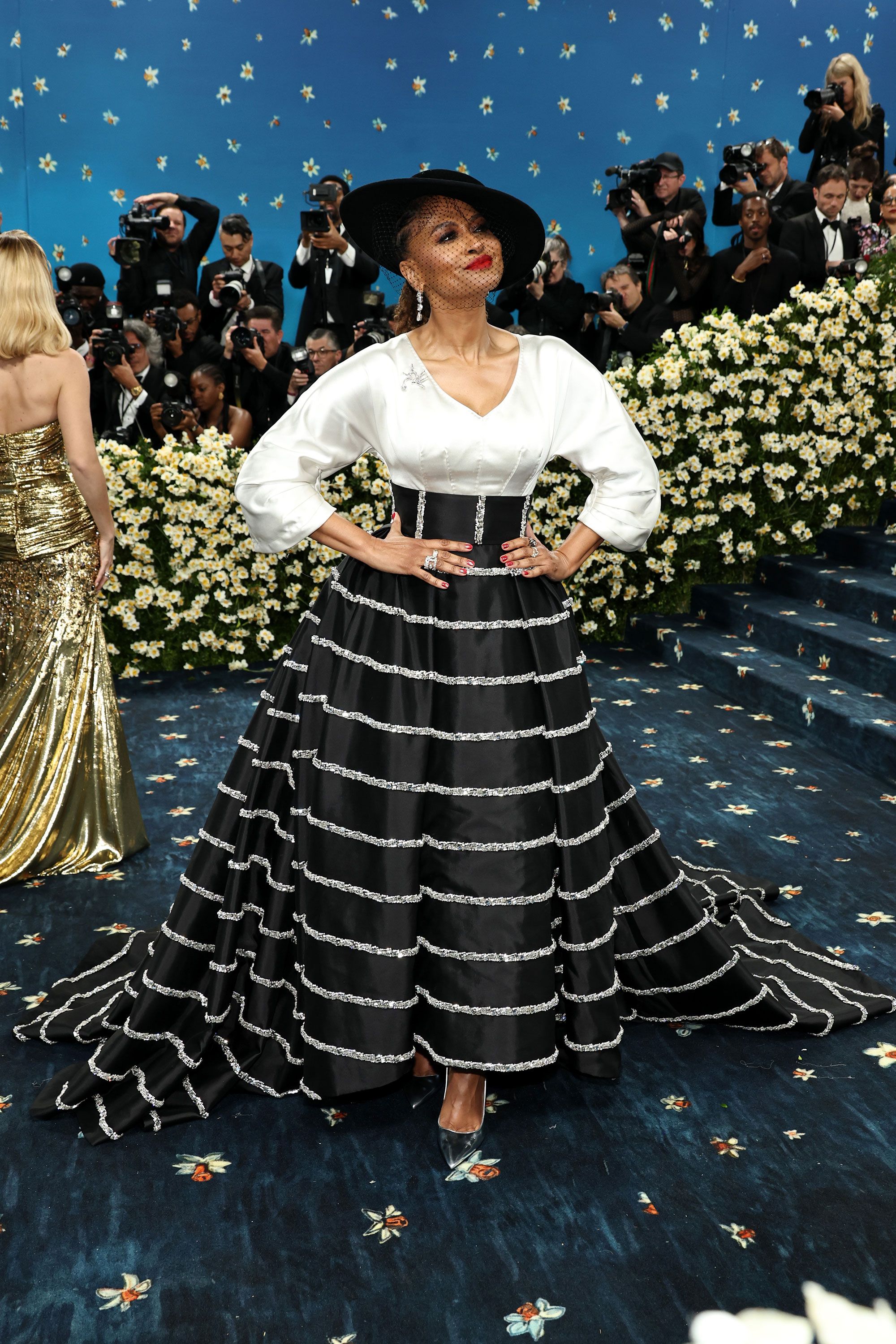 Rosalía se transforma en maniquí con un vestido de Balmain hecho a medida  para su aparición en la Met Gala 2025, image size:768x1152