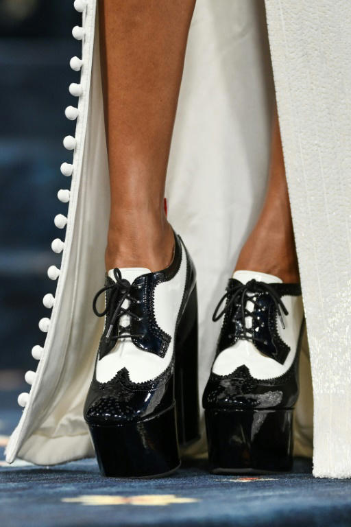 Los zapatos de la actriz estadounidense Zoe Saldaña a su llegada a la Met Gala 2025 en el Museo Metropolitano de Arte de Nueva York, el 5 de mayo de 2025