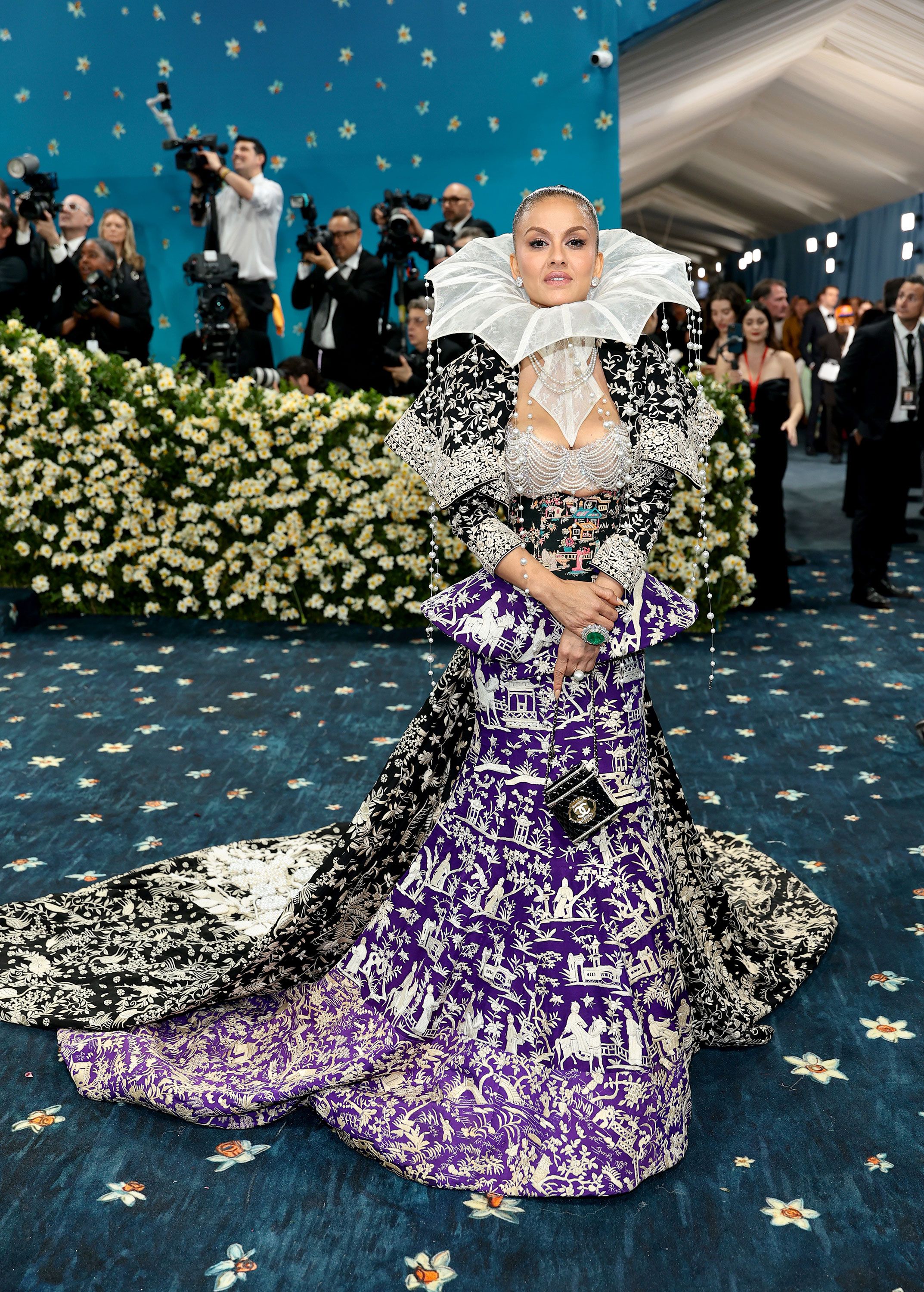 Rosalía se transforma en maniquí con un vestido de Balmain hecho a medida  para su aparición en la Met Gala 2025, image size:768x1074