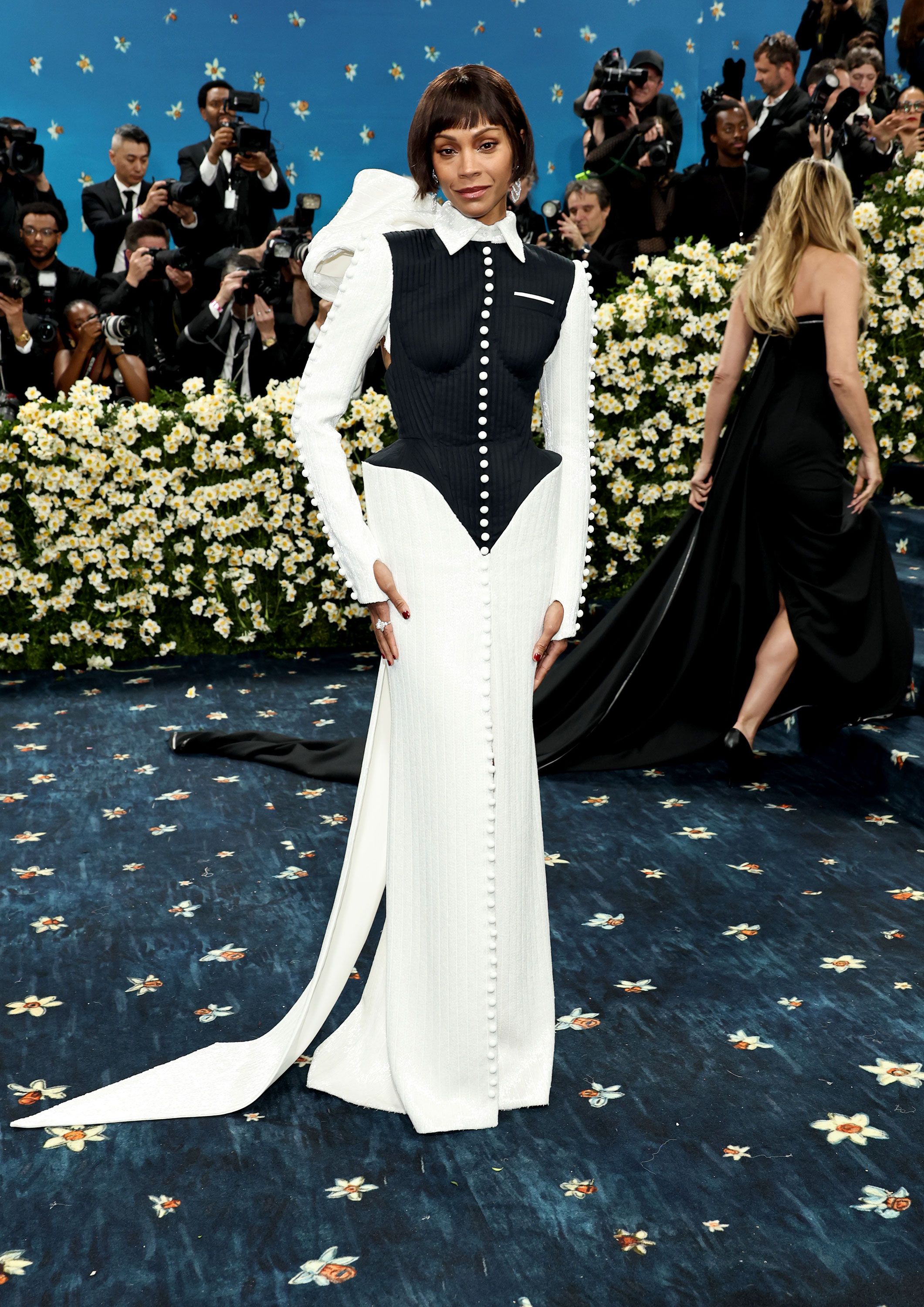 Rosalía se transforma en maniquí con un vestido de Balmain hecho a medida  para su aparición en la Met Gala 2025, image size:768x1086