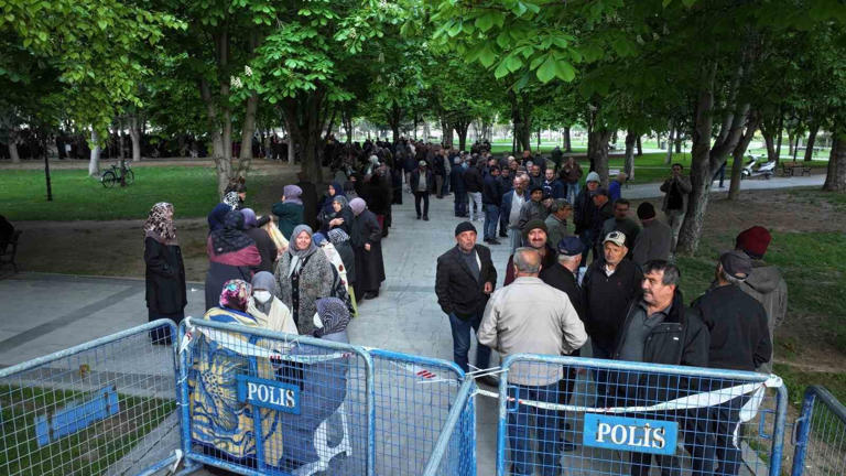 KAYSERİ’DE, BELEDİYE TARAFINDAN DAĞITILAN ORGANİK FİDELERİ ALMAK İSTEYEN VATANDAŞLAR SABAHIN ERKEN SAATLERİNDEN İTİBAREN UZUN KUYRUKLAR OLUŞTURDU.