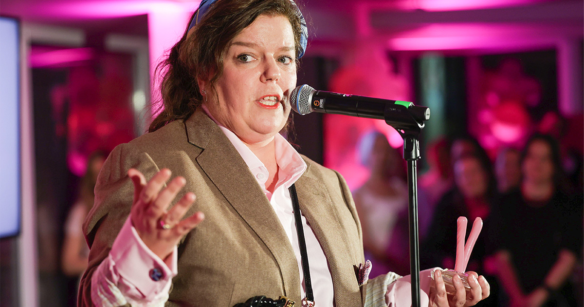 Else Kåss Furuset mottar Villoid-prisen for Årets Kvinne 2025 under et arrangement på Villoid Tårnhuset i Oslo onsdag kveld. Foto: Amanda Pedersen Giske / NTB