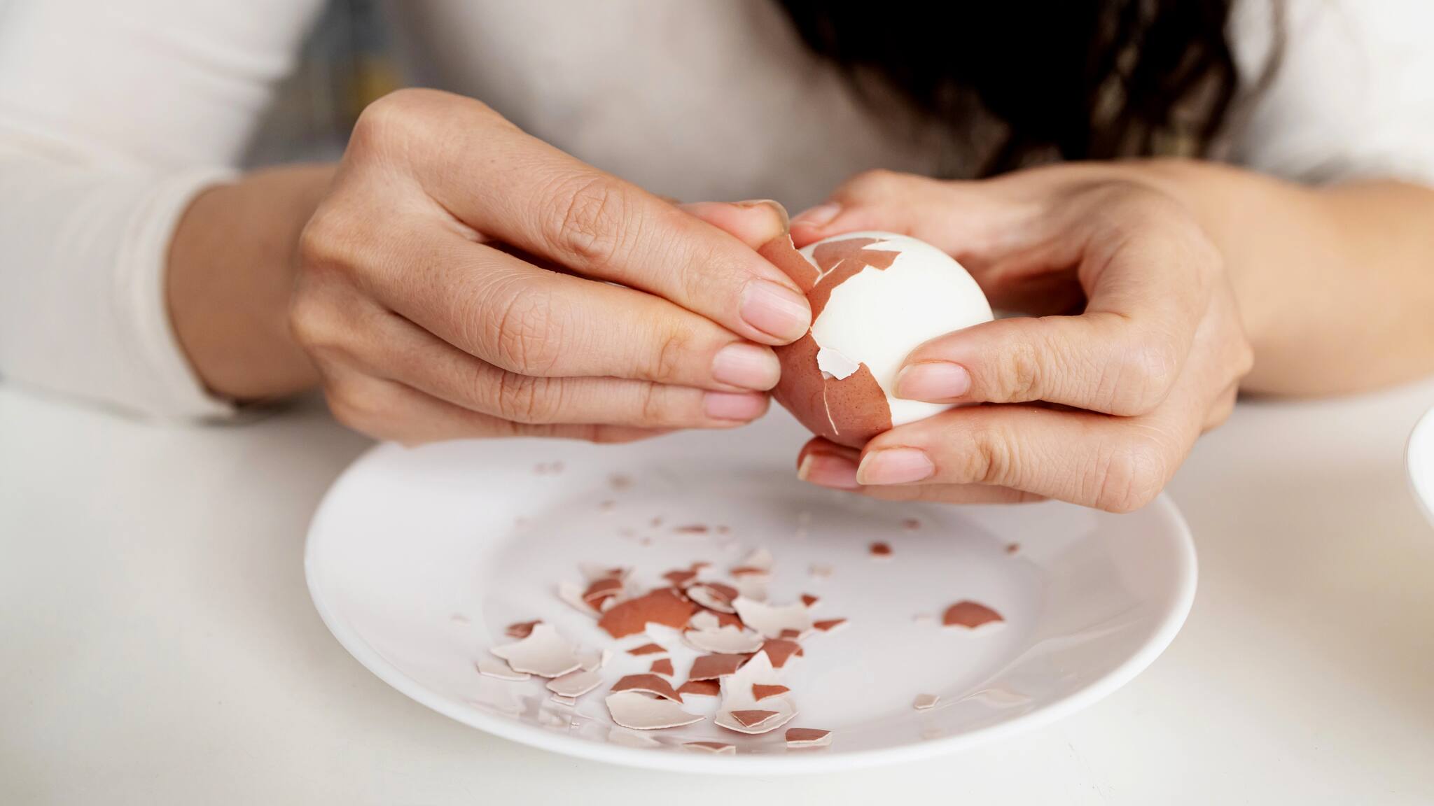 Gekochte Eier mühelos schälen: Wissenschaftlerin verrät die besten ...