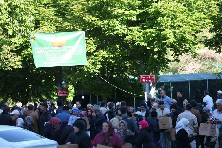 KAYSERİ’DE, BELEDİYE TARAFINDAN DAĞITILAN ORGANİK FİDELERİ ALMAK İSTEYEN VATANDAŞLAR SABAHIN ERKEN SAATLERİNDEN İTİBAREN UZUN KUYRUKLAR OLUŞTURDU.