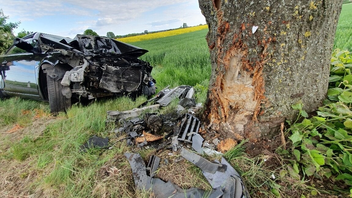 Auto prallt gegen Baum – zwei Verletzte