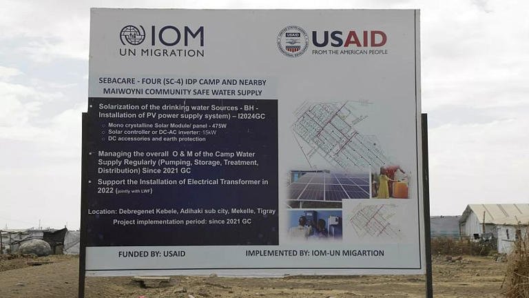 Un panneau indiquant « USAID » se trouve à l'entrée du camp de personnes déplacées à l'intérieur du pays (PDI) de Sebacare. Tigré, Éthiopie, le mercredi 12 février 2025.