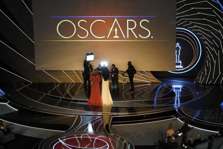 Serena Williams (l) and Venus Williams introduce Beyonc s performance of Be Alive from King Richard at the start of the 94th Academy Awards © Robert Hanashiro-USA TODAY