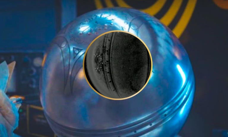 Misteriosa esfera de buga de metal con grabados aparece en el cielo y cae a  la tierra