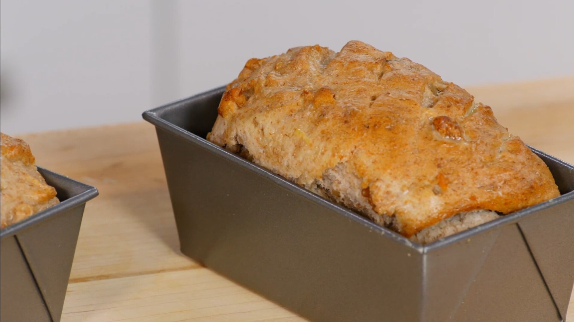 Hausgemachtes Walnussbrot mit Ahorn, Buttermilch und Vollkornmehl