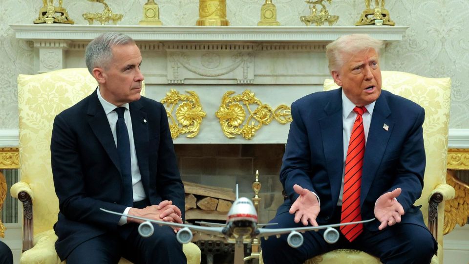 El presidente de EE.UU. Donald Trump se reúne con el primer ministro de Canadá, Mark Carney, en la Oficina Oval de la Casa Blanca el 6 de mayo.