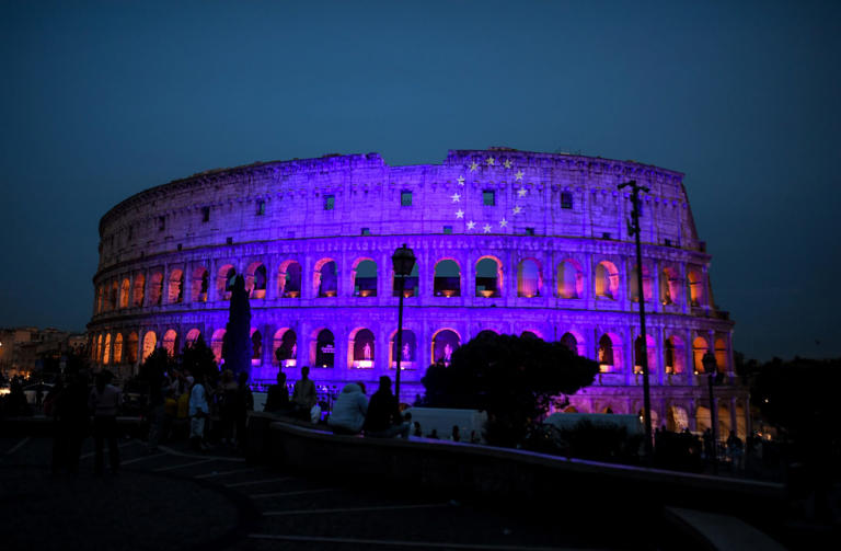 Roma, Colosseo illuminato di blu per la Giornata dell’Europa (Ipa)
