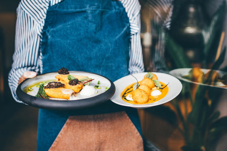 Los camareros tienen diversidad de funciones de cara al público.