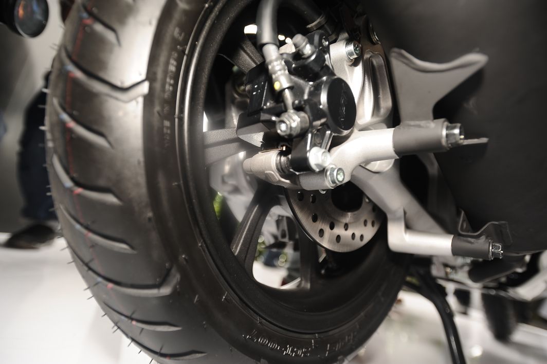 Selain Pakem: Perbedaan Antara Rem Belakang Cakram dan Tromol pada Sepeda Motor Selain Pakem: Perbedaan Antara Rem Belakang Cakram dan Tromol pada Sepeda Motor