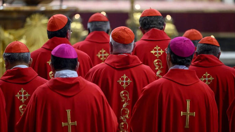 Un cardinale beccato col cellulare e le sveglie in regalo per non fare tardi: svelati i segreti del Conclave