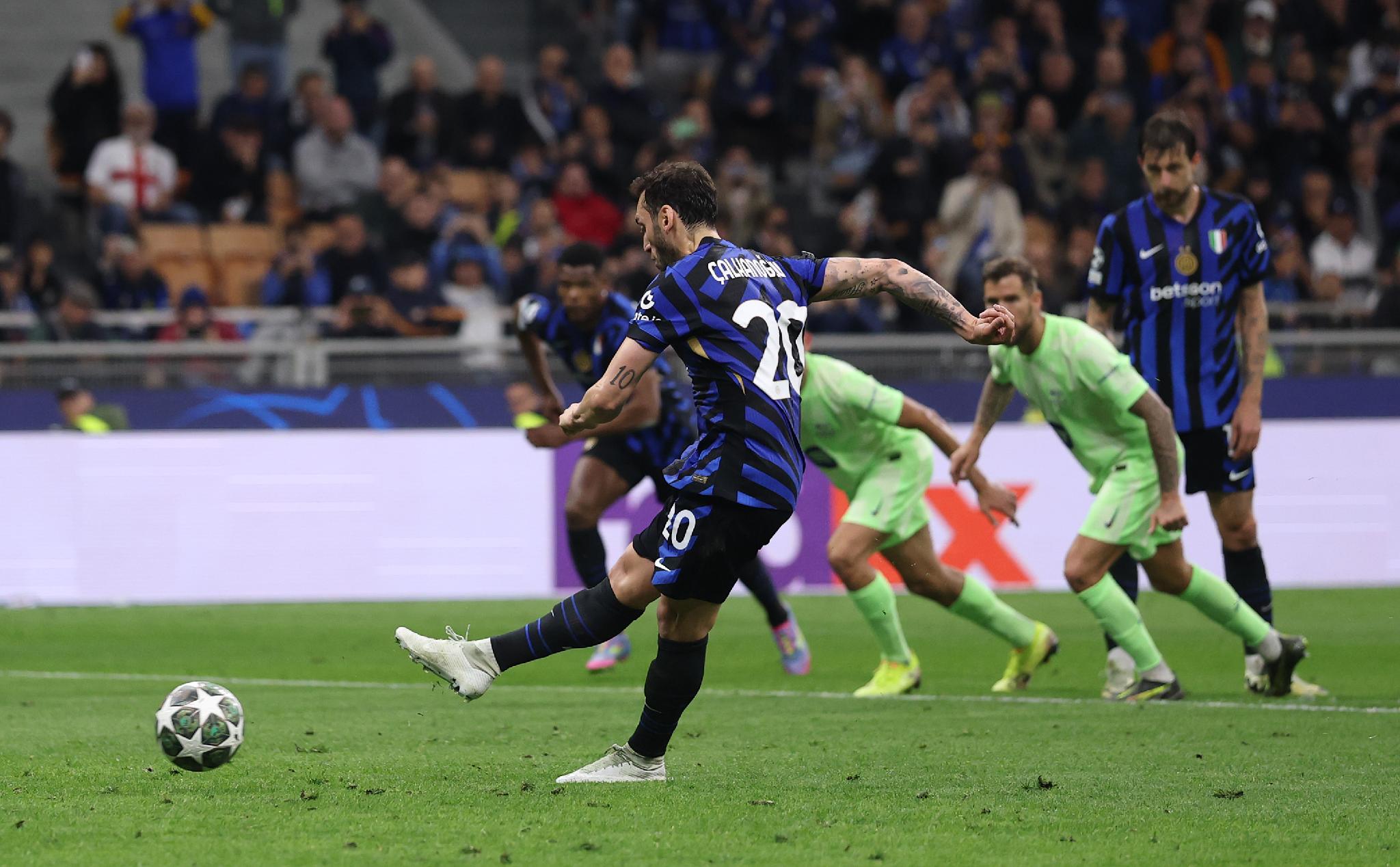 Champions League, Inter vs Barcellona, gol di Chalanoglu