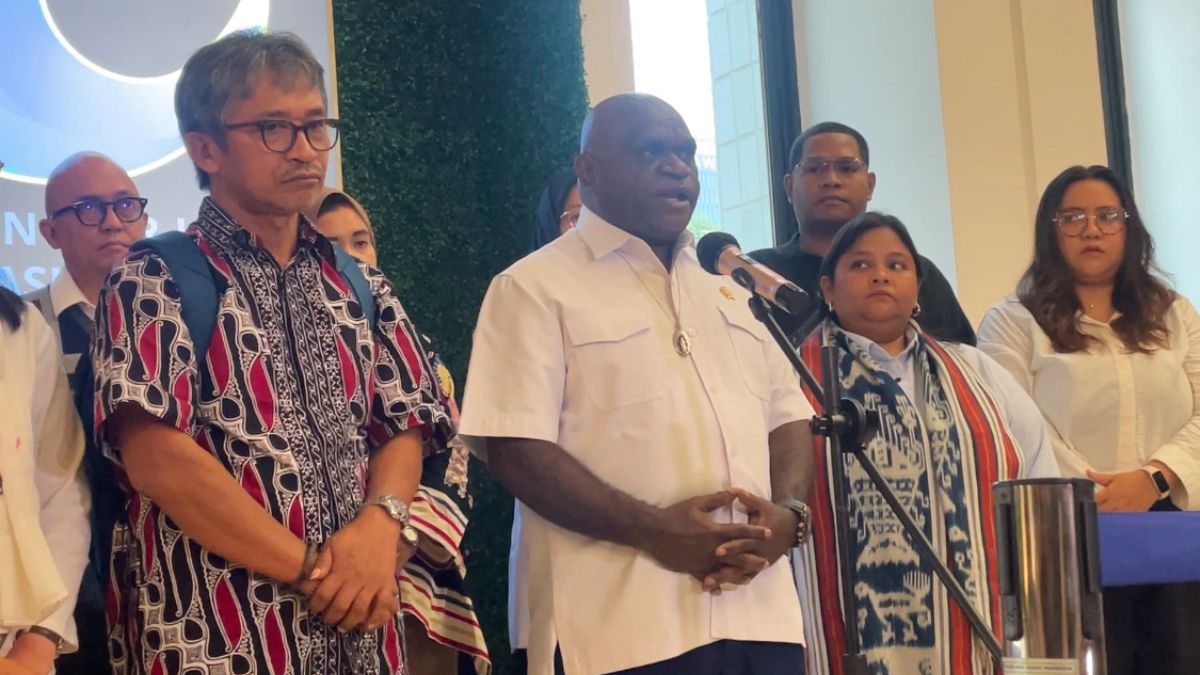 RUU Masyarakat Adat Akan Ditandatangani Tahun 2025, Menteri HAM
Natalius Pigai: Sangat Percaya Dirinya