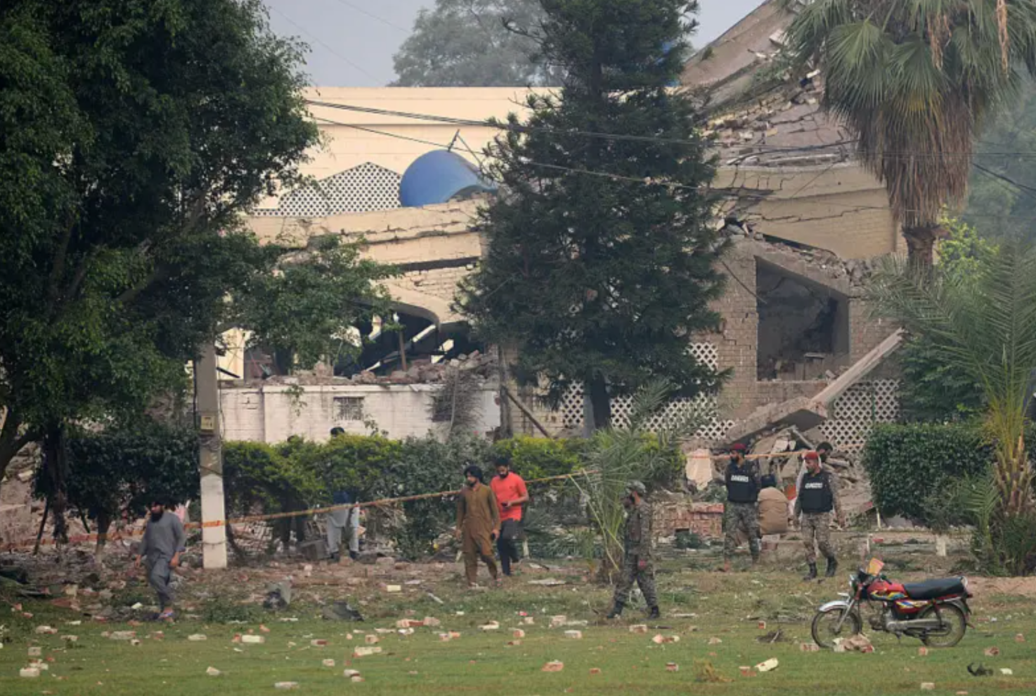 India Serang Pakistan dan Kashmir: Warga Bingung, "Mengapa Masjid Kami Jadi Sasaran?"