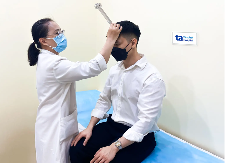 Bác sĩ kiểm tra sức khỏe thần kinh cho người bệnh. Ảnh minh họa: Bệnh viện Đa khoa Tâm Anh