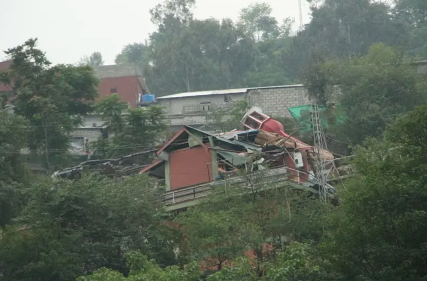 India Serang Pakistan dan Kashmir: Warga Bingung, "Mengapa Masjid Kami Jadi Sasaran?"