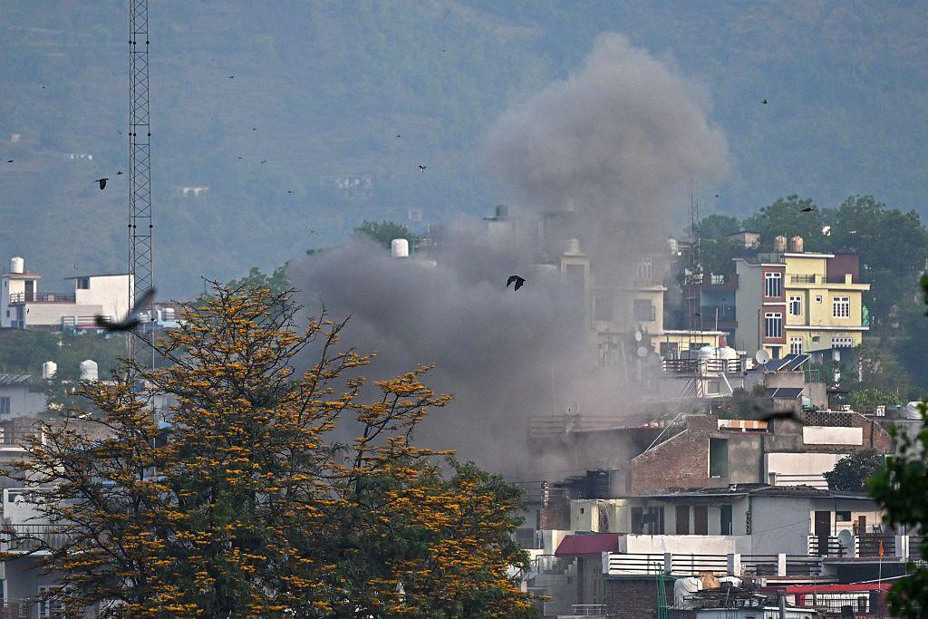 India Serang Pakistan dan Kashmir: Warga Bingung, "Mengapa Masjid Kami Jadi Sasaran?"