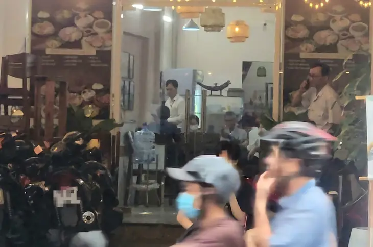 Một số người thuộc đơn vị chức năng có mặt tại quán L.C. ở TP.HCM - Ảnh: NGỌC KHẢI