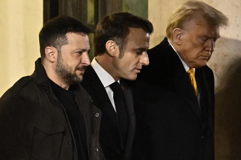 Ukraine : Pendant que les Américains renoncent, le président Macron prend les rênes du soutien européen à l’Ukraine