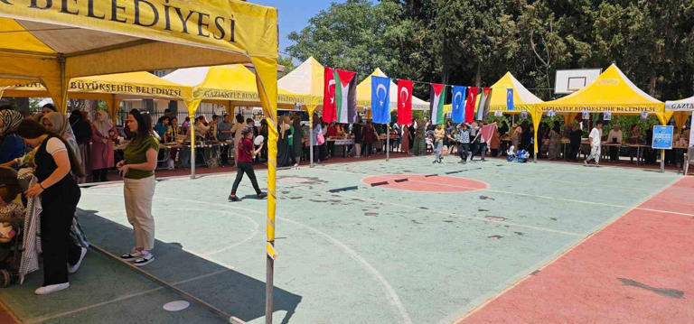 GAZİANTEP'TE, GAZZE VE DOĞU TÜRKİSTAN YARARINA KURULAN HAYIR ÇARŞISI YOĞUN İLGİ GÖRDÜ.
