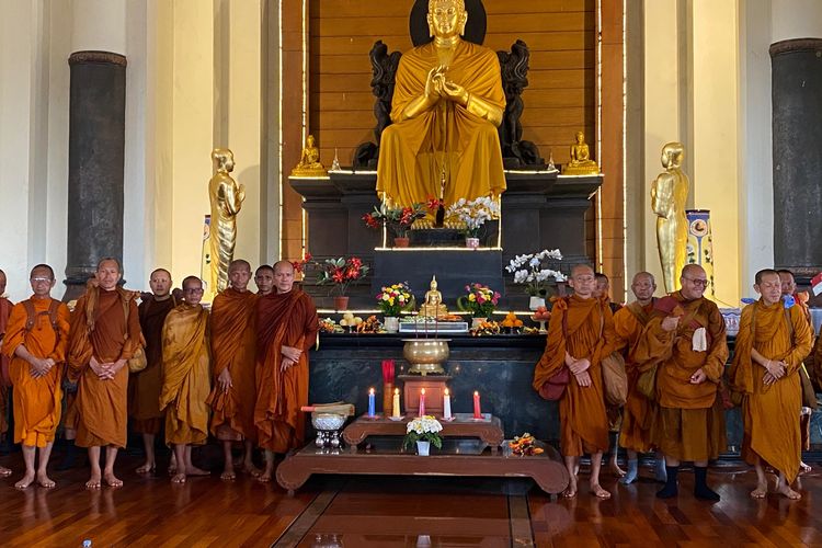 Biksu Thudong singgah sejenak di Vihara Watugong, Pudakpayung, Banyumanik, Kota Semarang, Rabu (7/5/2025).