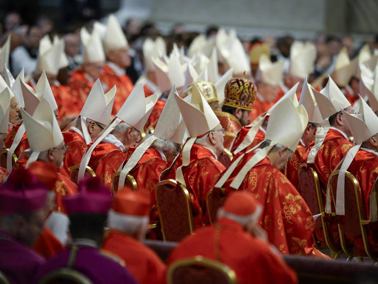 L'omelia di Re "cancella" Papa Francesco