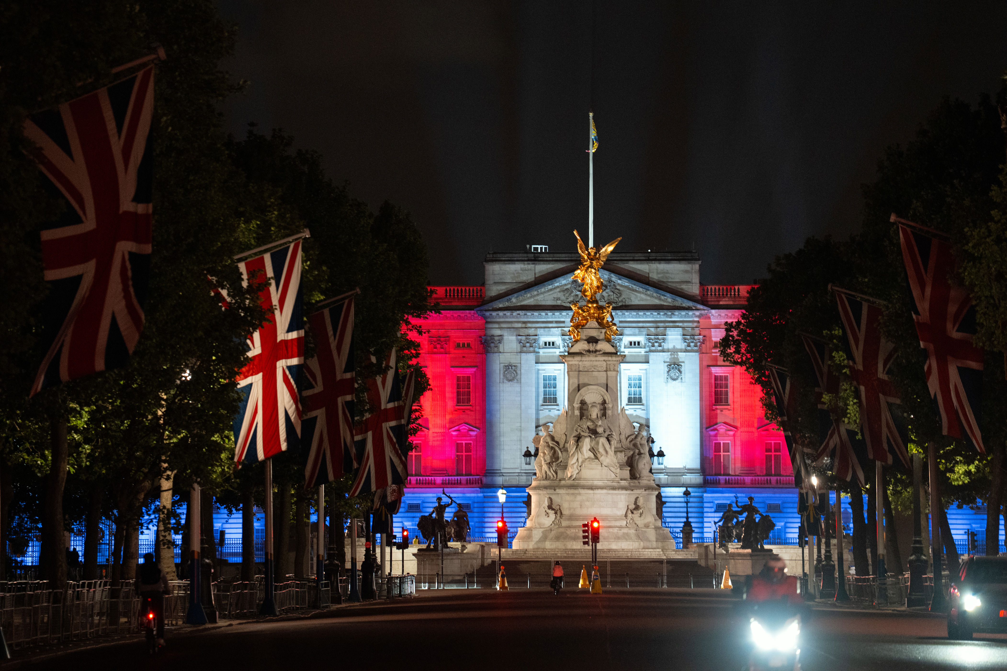 Spectacular photos show London landmarks lit up for VE Day 2025(01)
