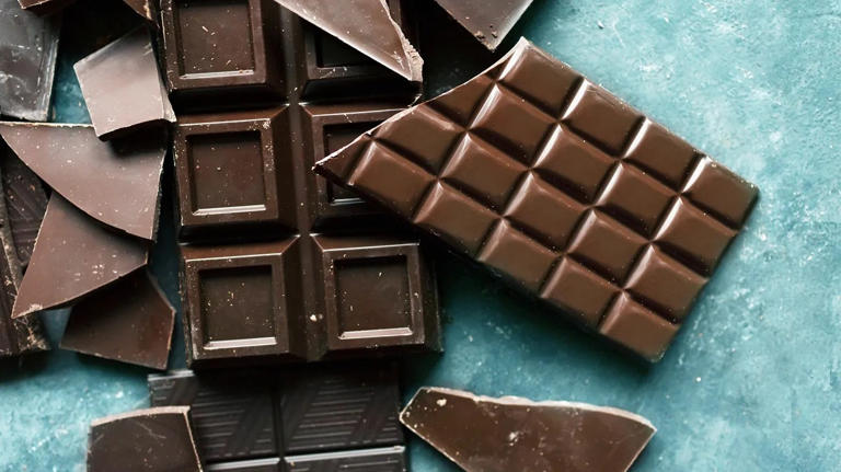 Chocolate đen có nhiều lợi ích với sức khỏe tim, não và tổng thể. Ảnh: Healthline