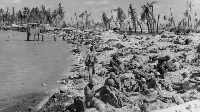 1943年太平洋戰場上日軍在塔拉瓦環礁戰役中作最後抵抗，讓美國海軍陸戰隊付出沉重代價。