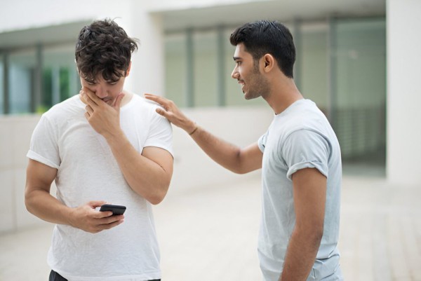 7 Cara Pandai Pria Dewasa Menyambut Kritikan Tanpa Terganggu