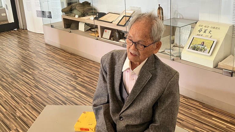 二戰時，楊馥成在新加坡麻六甲海峽的小島當兵，在本部時遇到負責衛生打雜的少年李光耀。