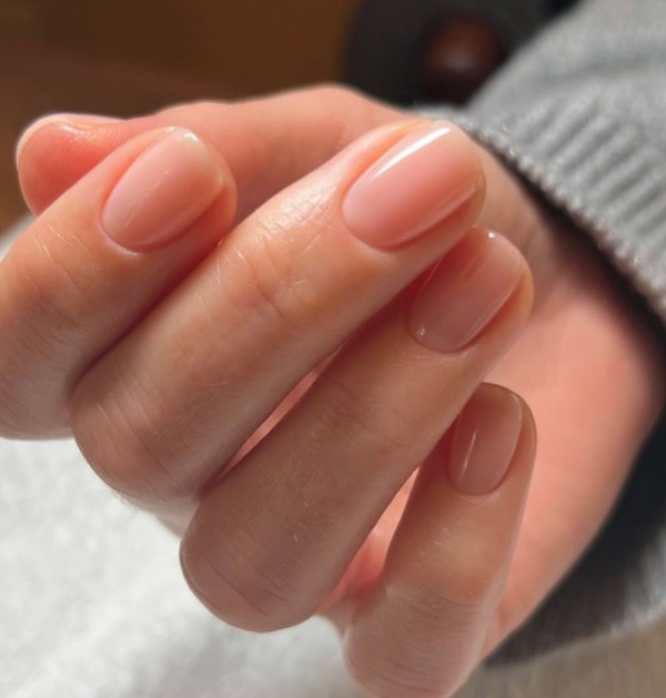 10 Inspirasi Naked Nails: Gaya Kuku untuk Kesan Luxury yang Tenang dan Elegan!