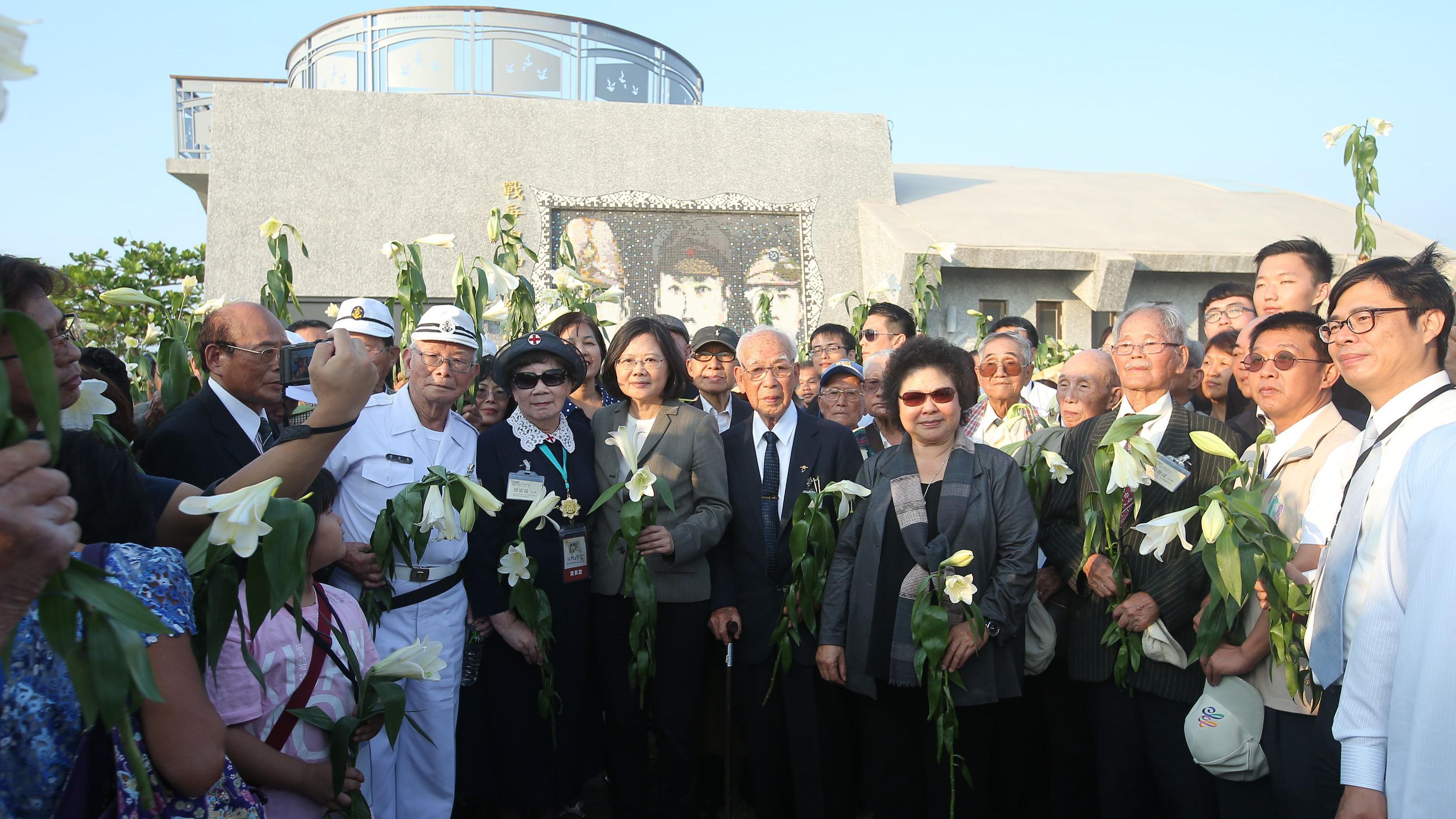 2016年，時任台灣總統蔡英文出席了在高雄舉辦的「征戰屬誰-追思‧紀念台籍老兵」活動與台籍老兵合影。