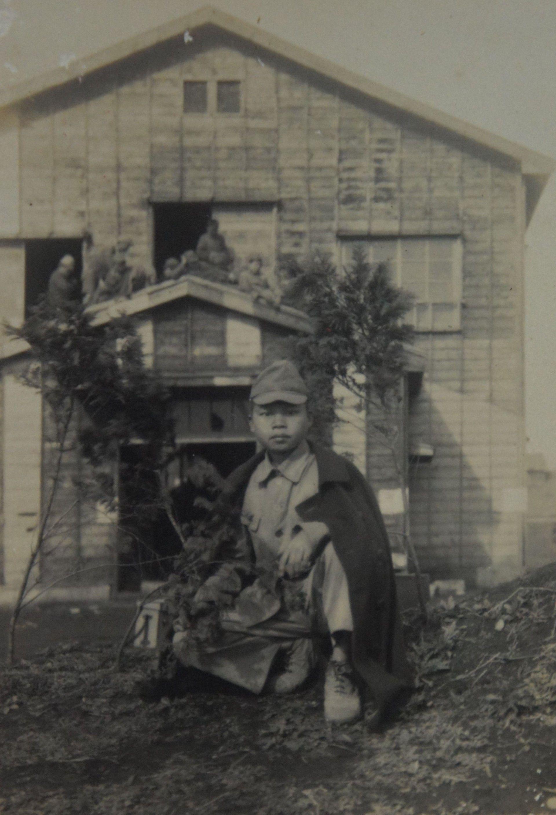 二戰後期，日本開啟太平洋戰場，戰場擴大，日本海軍急需建造各型戰機支援戰爭，但日本國內人員吃緊因此向殖民地徵用台灣國小的畢業生前往各地從事製造飛機等工作。被稱為「少年工」。圖為擔任少年工的洪先發。