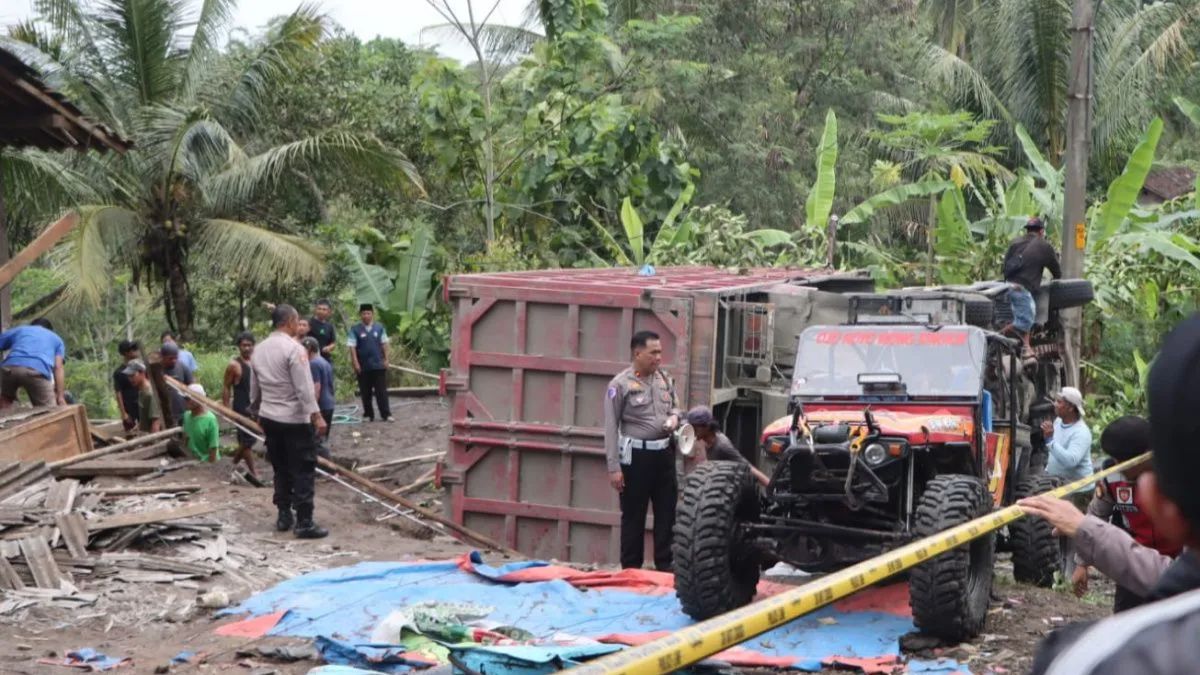 Tragedi Purworejo: Truk Ilegal Menelan 11 Nyawa - Identitas Korban Ternyata