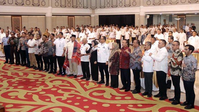 Bersama Gubernur Sumut, Menteri ATR/BPN Menyerahkan Sertifikat Tanah untuk Aset Pemkab Pakpak Bharat