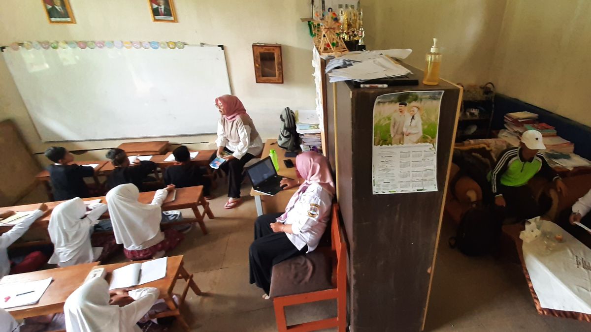 Sekolah Ambruk: Siswa SDN 1 Babakan Talang Belajar Lesehan Selama Lebih dari Satu Tahun