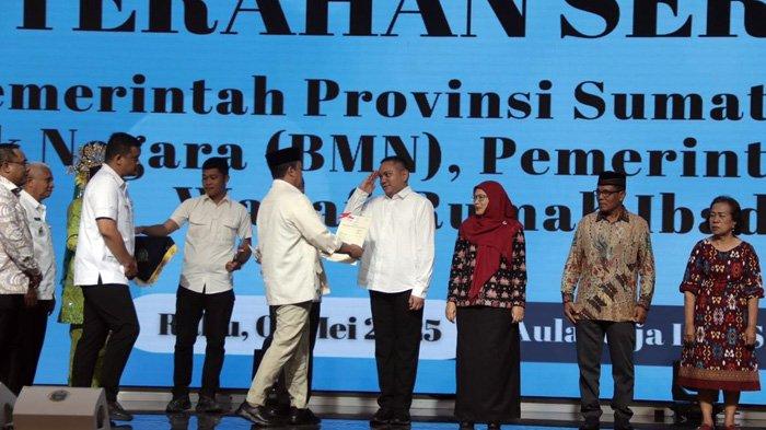 Bersama Gubernur Sumut, Menteri ATR/BPN Menyerahkan Sertifikat Tanah untuk Aset Pemkab Pakpak Bharat