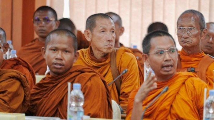 BIKSU THUDONG- Sejumlah biksu thudong saat bertemu dengan Gubenur Jawa Tengah Ahmad Luthfi, di Gedung A kantor Gubernur Jateng, Semarang, Rabu (7/5/2025). Luthfi menyambut para biksu yang akan mengunjungi Candi Borobudur tersebut.