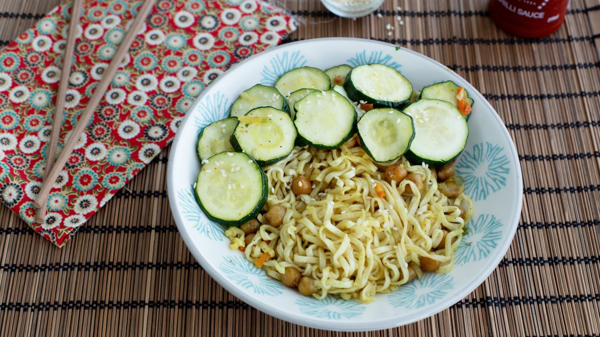 Gebratene nudeln mit gerösteten kichererbsen und zucchini