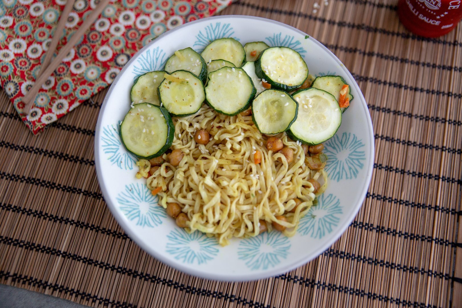 Gebratene nudeln mit gerösteten kichererbsen und zucchini