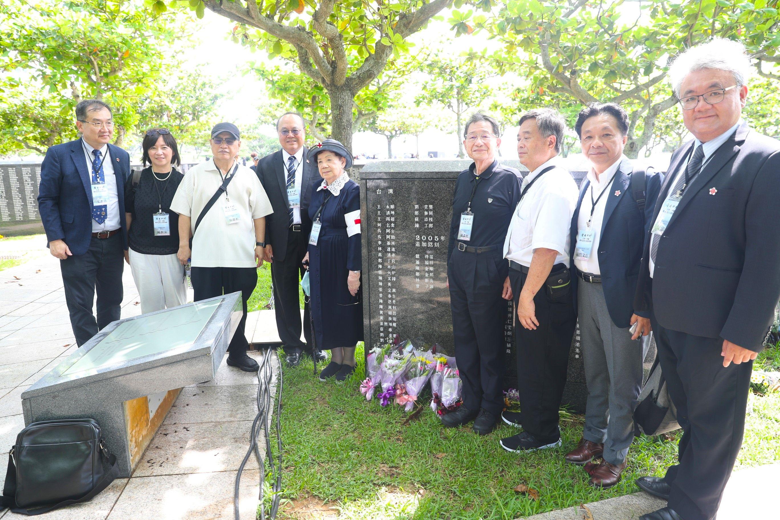 2023年，「台灣‧沖繩戰爭記憶交流慰靈團」成立，台籍老兵、看護婦廖淑霞（右五）在日本沖繩島「平和之礎」二戰時期台灣戰歿者名單前合影。